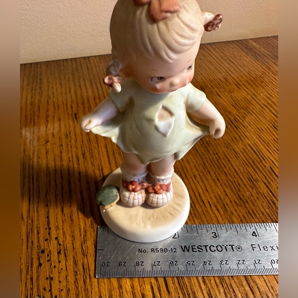 Memories Of Yesterday Mommy I Teared It Figurine Lucie Attwell Ltd 1987 - Picture 6 of 6